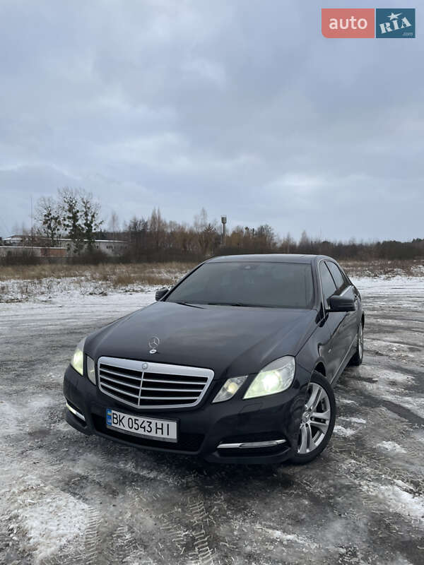 Седан Mercedes-Benz E-Class 2011 в Березному