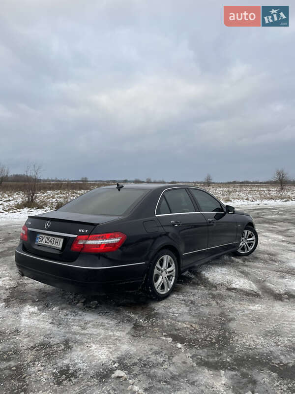 Седан Mercedes-Benz E-Class 2011 в Березному