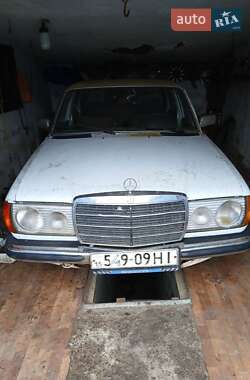 Седан Mercedes-Benz E-Class 1983 в Первомайську