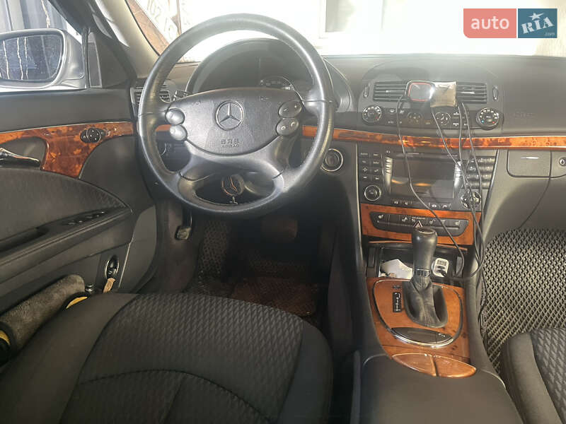 Седан Mercedes-Benz E-Class 2006 в Вижнице