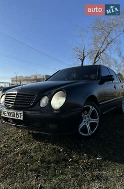 Седан Mercedes-Benz E-Class 2000 в Днепре