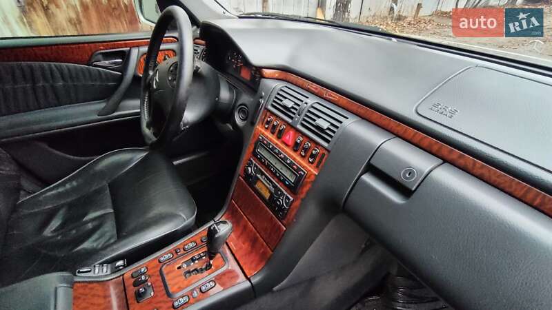 Седан Mercedes-Benz E-Class 2000 в Черкассах