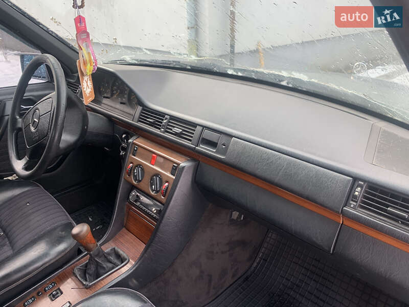 Седан Mercedes-Benz E-Class 1986 в Львові