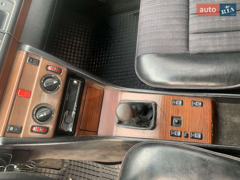 Седан Mercedes-Benz E-Class 1986 в Львові