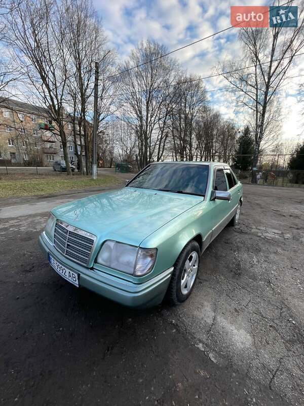 Седан Mercedes-Benz E-Class 1992 в Чернівцях