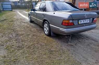 Седан Mercedes-Benz E-Class 1990 в Клевані