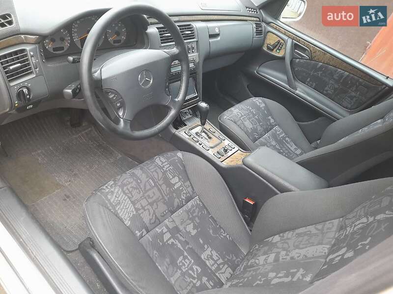 Седан Mercedes-Benz E-Class 2000 в Запоріжжі