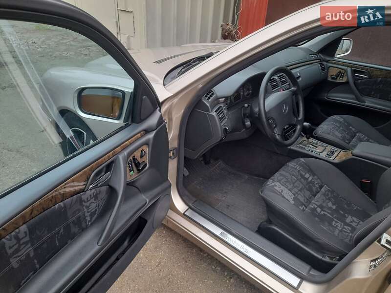 Седан Mercedes-Benz E-Class 2000 в Запоріжжі