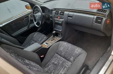 Седан Mercedes-Benz E-Class 2000 в 
