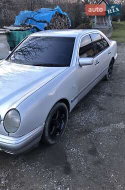 Седан Mercedes-Benz E-Class 1999 в Перечині