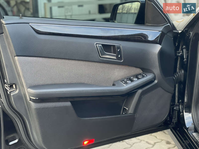 Седан Mercedes-Benz E-Class 2012 в Сарнах