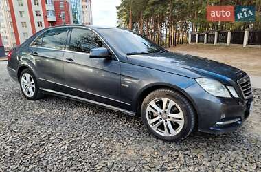 Седан Mercedes-Benz E-Class 2011 в Вараше