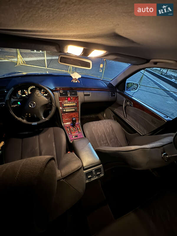 Седан Mercedes-Benz E-Class 2001 в Софіївській Борщагівці