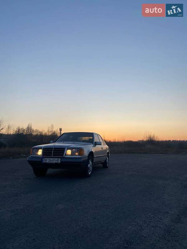 Mercedes-Benz E-Class 1989