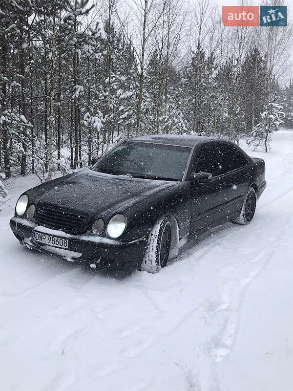 Седан Mercedes-Benz E-Class 2001 в Владимирце