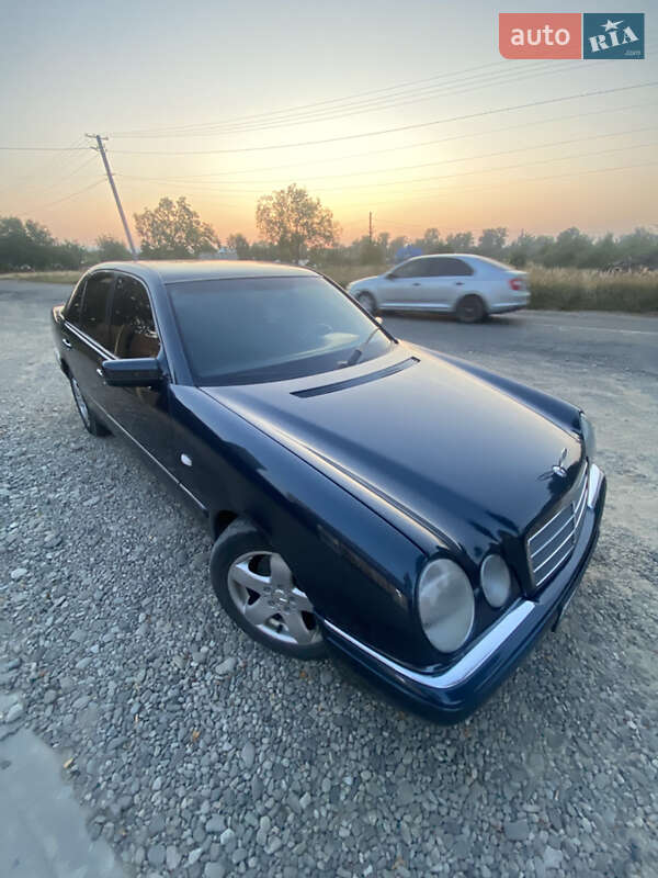 Седан Mercedes-Benz E-Class 1998 в Черновцах