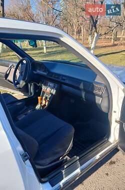 Седан Mercedes-Benz E-Class 1988 в 
