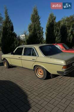 Седан Mercedes-Benz E-Class 1982 в 