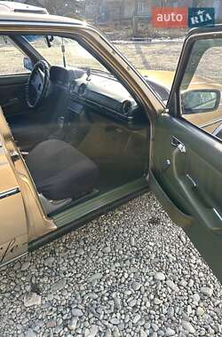 Седан Mercedes-Benz E-Class 1985 в 