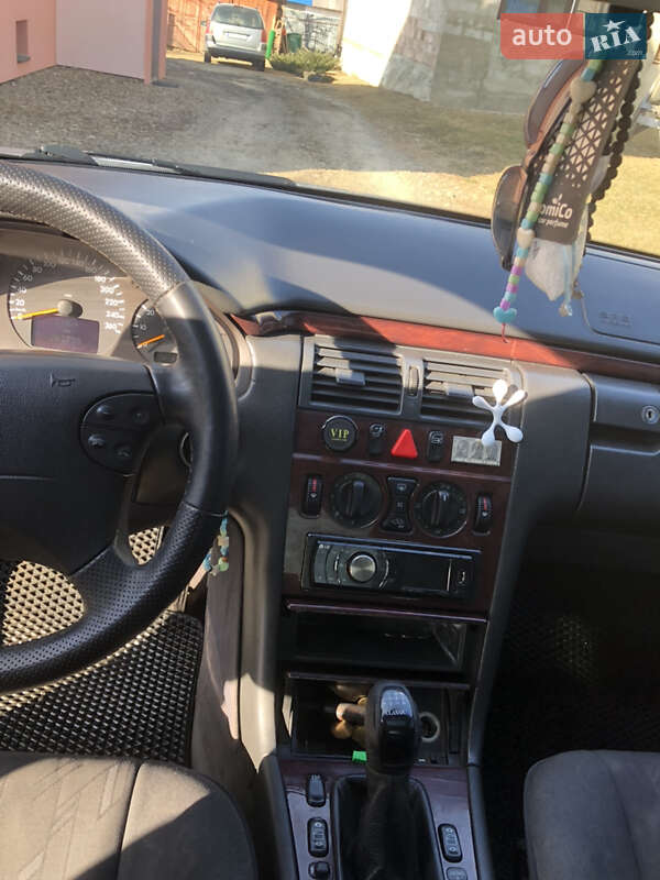 Седан Mercedes-Benz E-Class 2001 в Львові