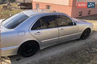 Седан Mercedes-Benz E-Class 2001 в Хирові