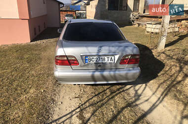 Седан Mercedes-Benz E-Class 2001 в Хирові