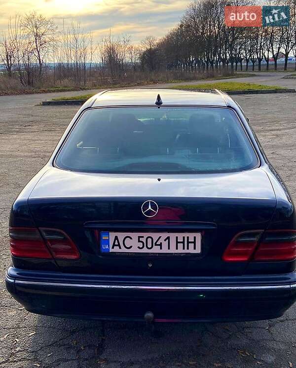 Седан Mercedes-Benz E-Class 2001 в Владимире