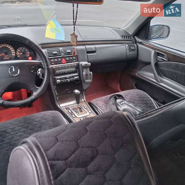 Седан Mercedes-Benz E-Class 2000 в Львове