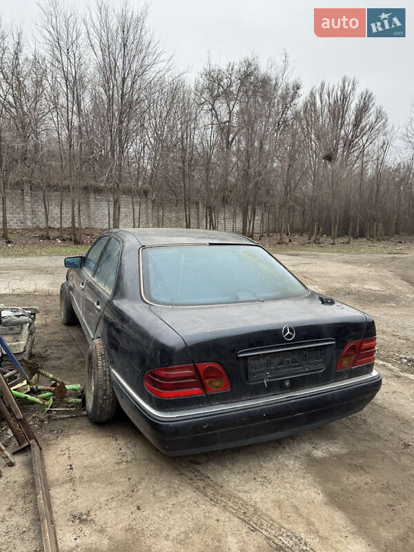 Седан Mercedes-Benz E-Class 2000 в Днепре