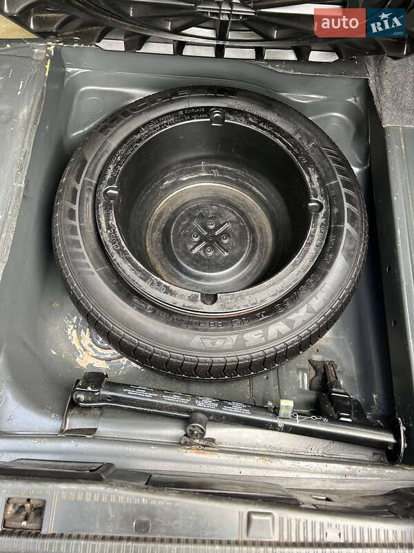 Седан Mercedes-Benz E-Class 1989 в Днепре