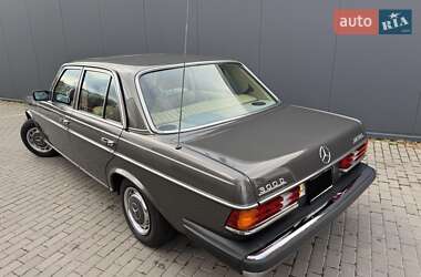 Седан Mercedes-Benz E-Class 1986 в 