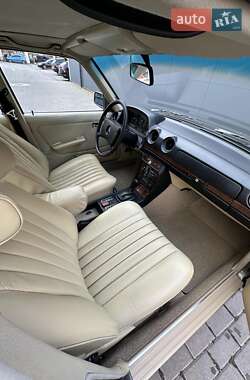 Седан Mercedes-Benz E-Class 1986 в 