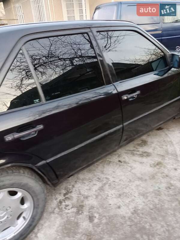 Седан Mercedes-Benz E-Class 1989 в Вашковцах