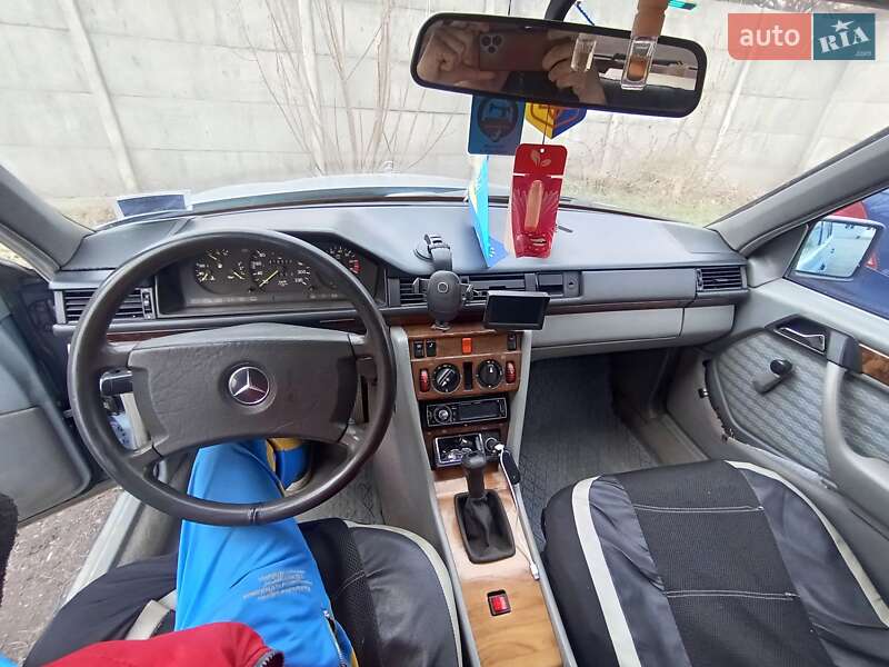 Седан Mercedes-Benz E-Class 1992 в Рава-Русской