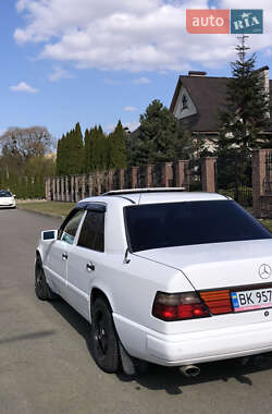 Седан Mercedes-Benz E-Class 1988 в 
