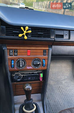 Седан Mercedes-Benz E-Class 1988 в 