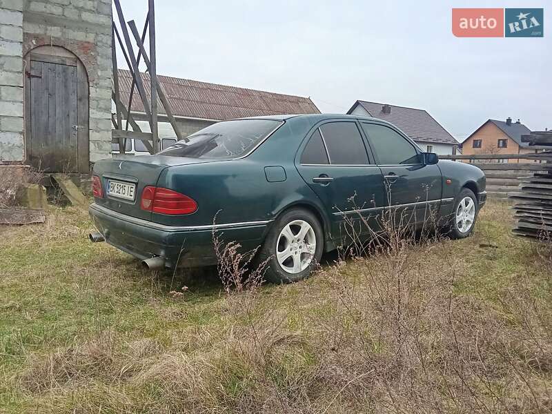 Седан Mercedes-Benz E-Class 1997 в Березному