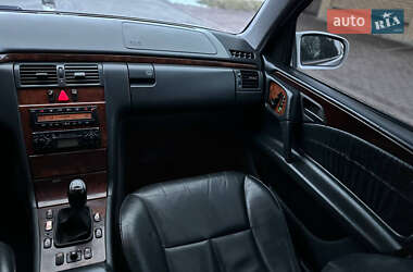 Седан Mercedes-Benz E-Class 2000 в 