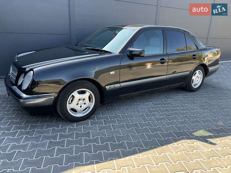 Седан Mercedes-Benz E-Class 1998 в Киеве