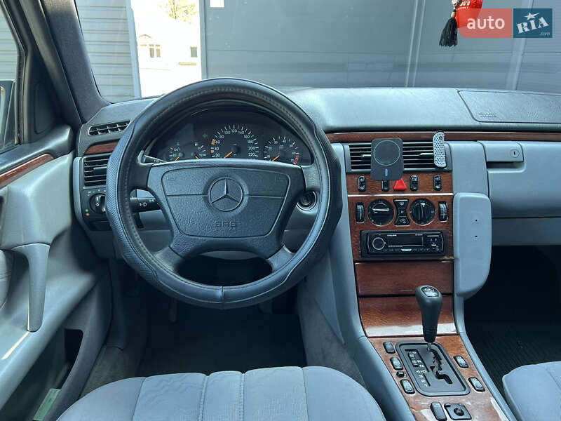 Седан Mercedes-Benz E-Class 1998 в Киеве