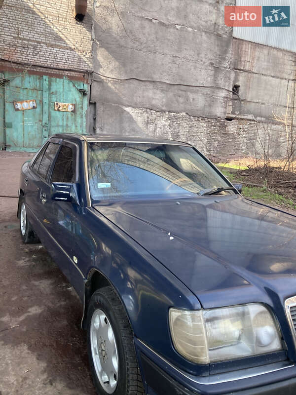 Седан Mercedes-Benz E-Class 1987 в Кривом Роге