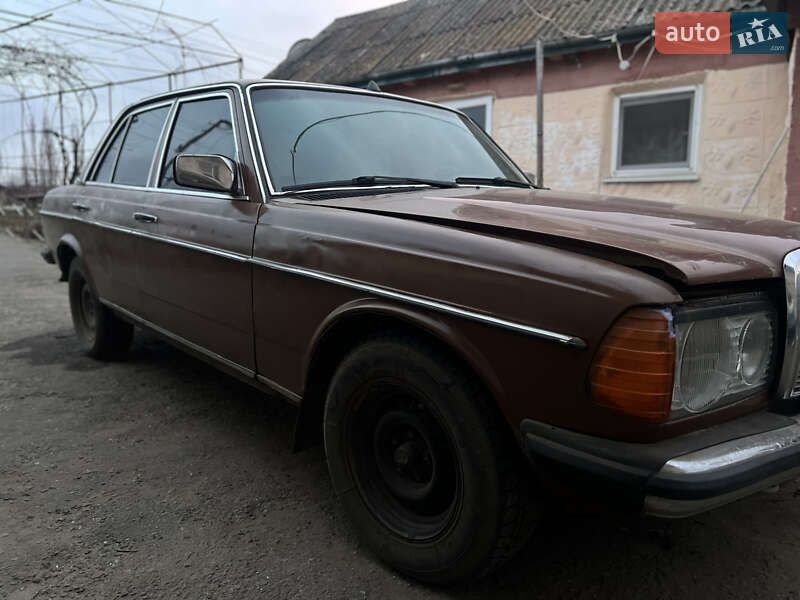 Седан Mercedes-Benz E-Class 1980 в 