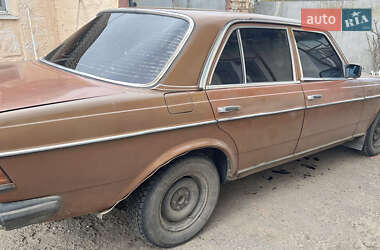 Седан Mercedes-Benz E-Class 1980 в 
