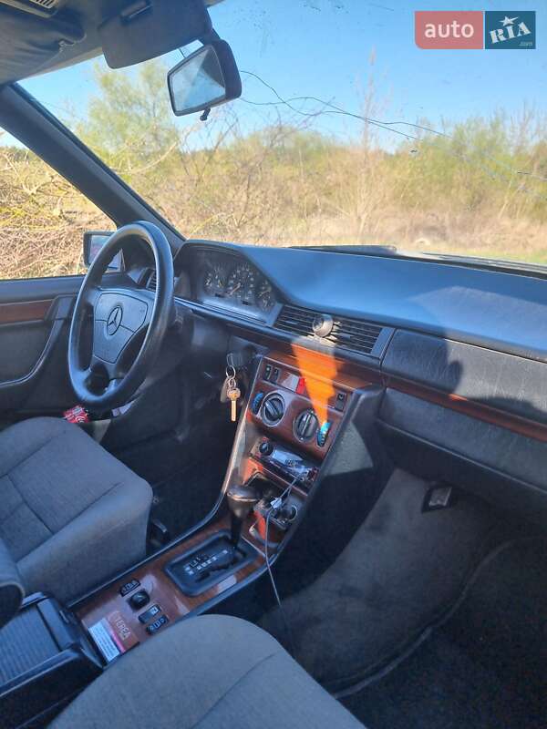 Седан Mercedes-Benz E-Class 1995 в Коростишеві