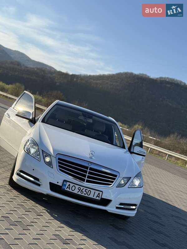 Седан Mercedes-Benz E-Class 2012 в Хусті