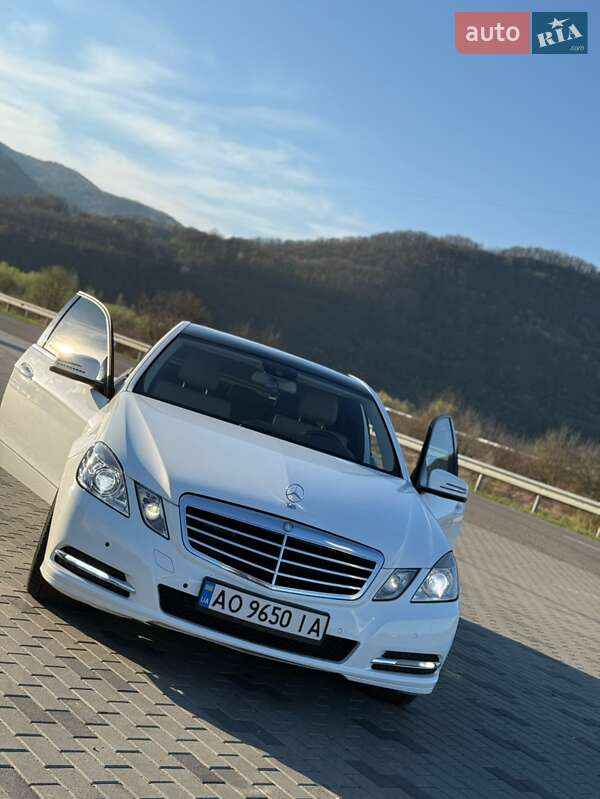 Седан Mercedes-Benz E-Class 2012 в Хусті