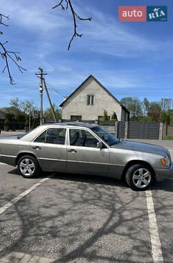 Седан Mercedes-Benz E-Class 1992 в 