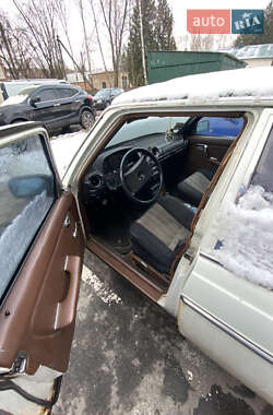 Седан Mercedes-Benz E-Class 1980 в 