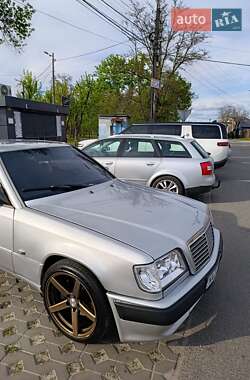 Купе Mercedes-Benz E-Class 1993 в 