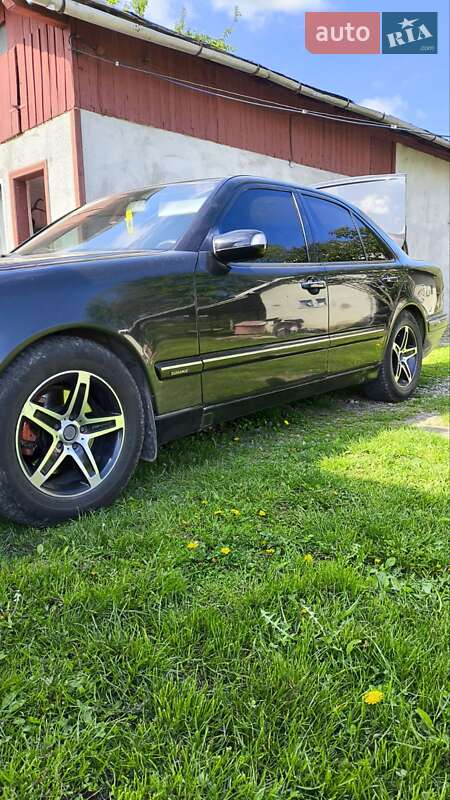 Седан Mercedes-Benz E-Class 2001 в Бориславе